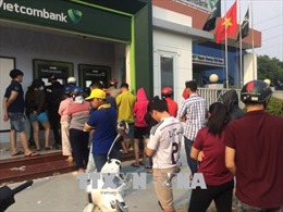Công nhân xếp hàng dài chờ rút tiền tại cây ATM